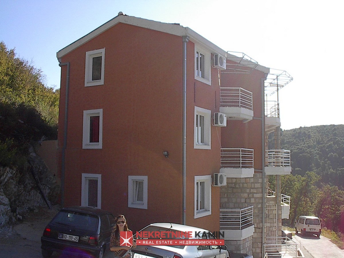 Kamena kuća apartmanskog tipa, Petrovac